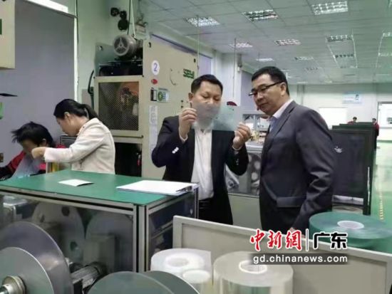 农行员工在东莞市榕桥鑫泰科技有限公司调研,了解企业需求。广东农行供图 农行员工在东莞市榕桥鑫泰科技有限公司调研,了解企业需求。广东农行供图