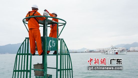 图为航标处工作人员在大亚湾水域维护航标。 作者 王瀚杰 摄