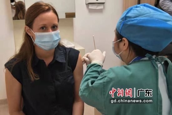 外籍人士在广东祈福医院接种新冠疫苗 作者 陈楚红
