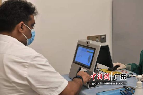 外籍人士在广东祈福医院登记接种新冠疫苗 作者 陈楚红