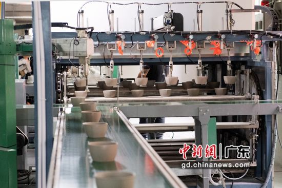 潮州市松发陶瓷工厂的自动化生产线上，机器在进行陶瓷制作工作。陈楚红 摄