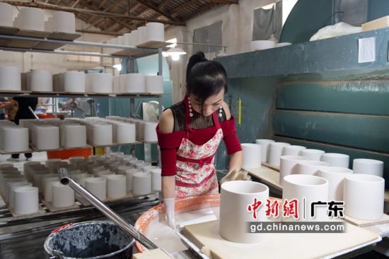 潮州市联源陶瓷制作有限公司的工作人员给陶瓷上釉。陈楚红 摄