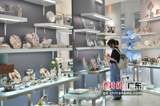 一名女子在潮州市联源陶瓷制作有限公司的展厅参观瓷器。陈楚红 摄