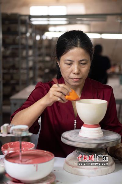 潮州市联源陶瓷制作有限公司的工作人员在彩绘陶瓷。陈楚红 摄