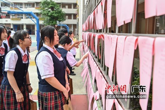 4月19日，广州市贸易职业高级中学学生参与“金融知识问答”活动。 作者 陈骥旻