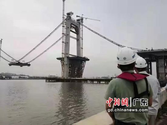 东江南支流港湾大桥项目首榀使用“先缆后梁”倒提升工艺的钢箱梁近日架设完成。沙田镇供图