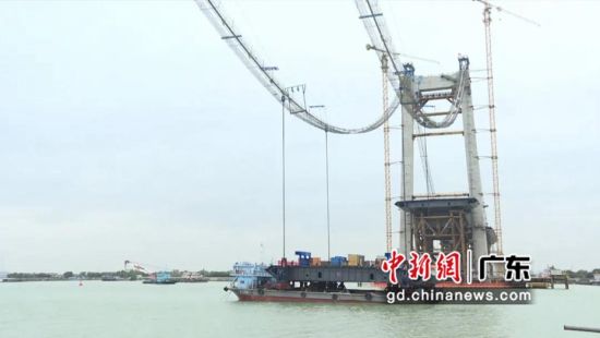 东江南支流港湾大桥项目首榀使用“先缆后梁”倒提升工艺的钢箱梁近日架设完成。 沙田镇供图