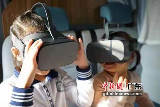 小朋友在新时代文明实践“穿梭车”上体验VR光影。 作者 博罗宣传部供图