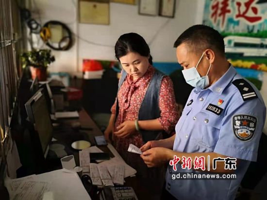 图为深圳铁路公安处民警在代售点检查。深圳铁警 供图