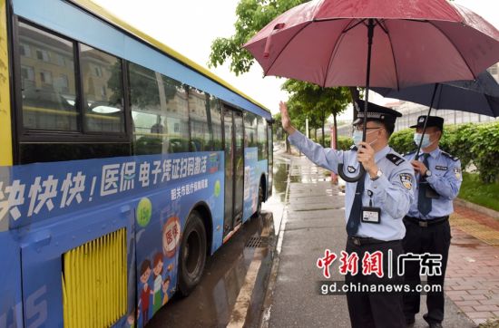 武江监狱警察余华勋将刑满释放人员刘某送上公交车，双方挥手告别。 作者 受访者供图