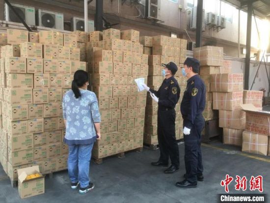 广州海关在出口货运渠道查获2.16万支易燃手喷漆 关悦 摄