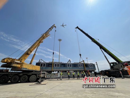 深圳地铁20号线迎来首列电客车  预计年底通车
