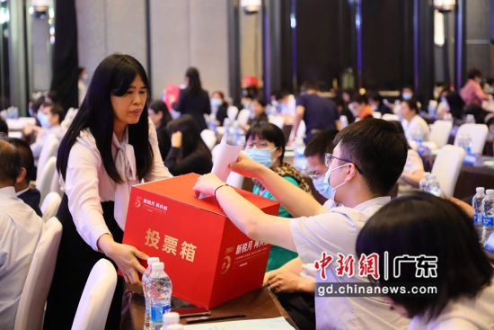 大会选举产生了新一届广州市纳税人协会领导班子。钟欣 摄