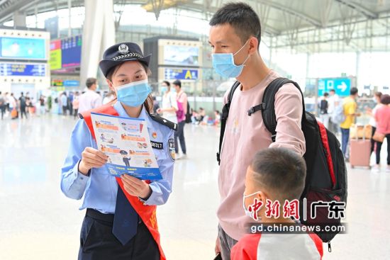 广州铁路警方向旅客开展反诈骗宣传。 作者 陈骥�F