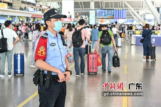 广州铁路警方在广州南站执勤。 作者 陈骥�F