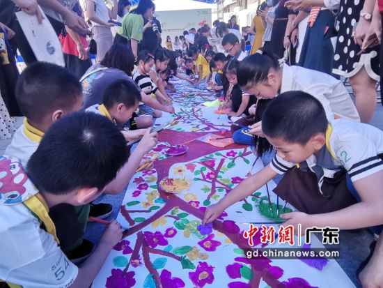 广州、鹤山近百名儿童共同创作30米美术书法合璧画卷。陈一言 摄