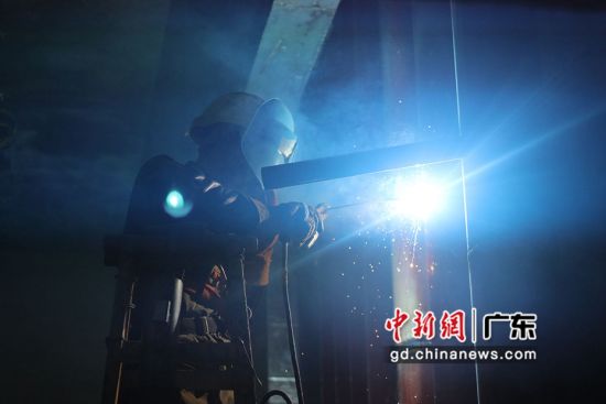 珠江新城B1-1项目施工的技术工人。吉栋 摄