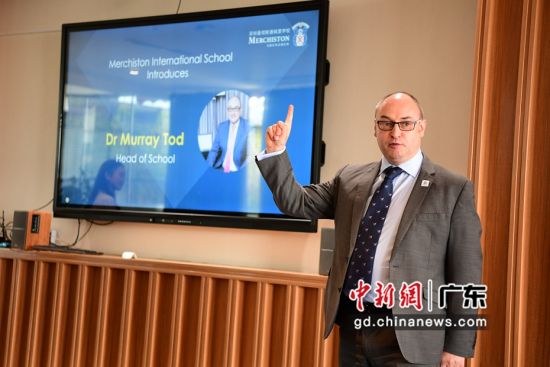 图为深圳曼彻斯通城堡学校新校长Murray Tod博士履新。陈文 摄