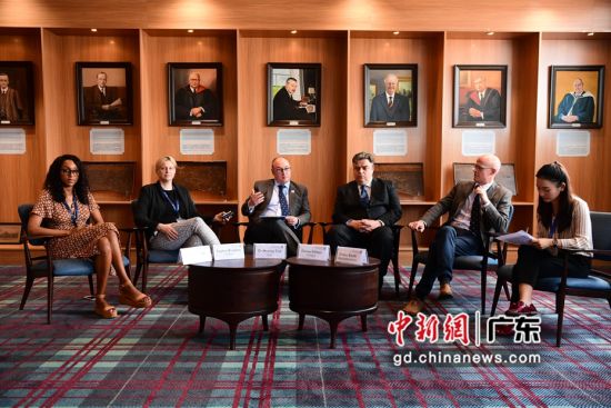 图为深圳曼彻斯通城堡学校新校长Murray Tod博士(左三)履新，并并率学校高管接受媒体记者采访。 陈文摄影