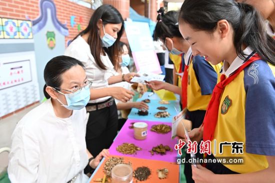 粤中医院与小学共办研学活动 陈骥旻摄