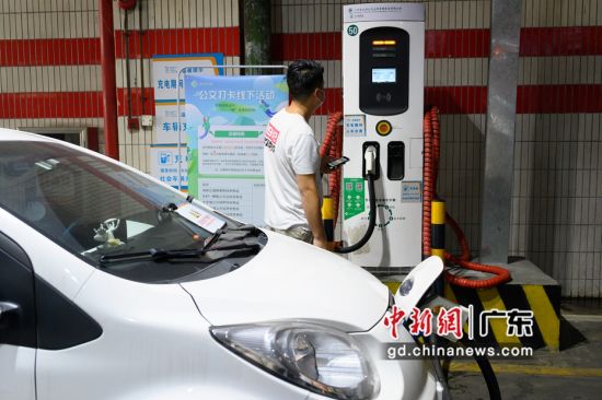 一名车主在广州火车东站公交站场充电站给新能源汽车充电。 陈楚红 摄