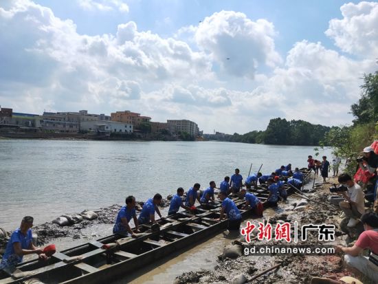 广东东莞再现“起龙”传统民俗