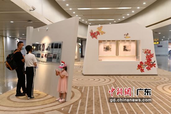 广州艺术博物院白云国际机场分院吸引参观者。陈楚红 摄