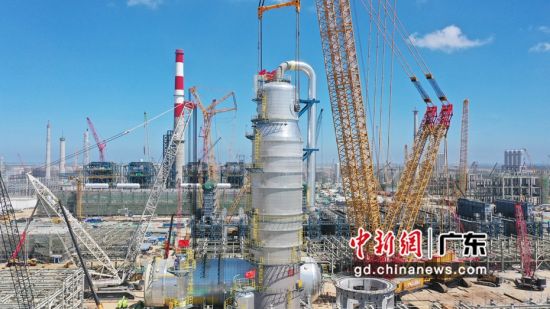 广东石化炼化一体化项目乙烯装置首台超限塔器完成吊装
