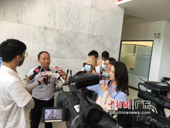 图为广东惠清高速公路有限公司有关负责人危春根在接受记者采访。 作者 宋秀杰摄