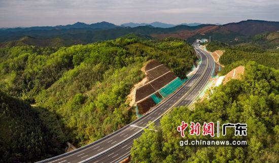 图为蜿蜒在青山绿水中即将通车的紫惠高速。 作者 广东高速公路公司供图