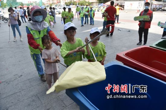 广州白云萌娃争当“绿色小卫士” 助推人和镇垃圾分类