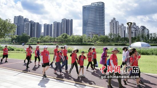 大湾区近千名市民齐聚广州南沙参加红色徒步文化行