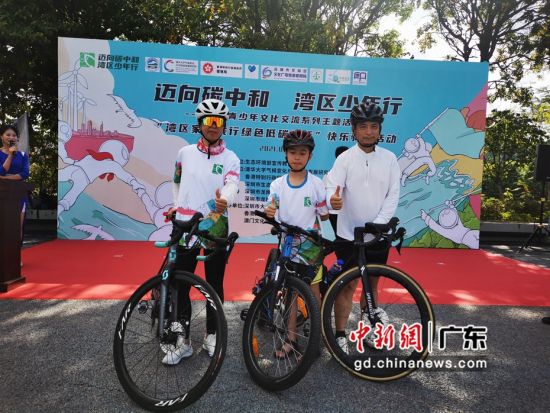参加快乐骑行活动有20组家庭及百余自行车运动爱好者。 作者 袁圆