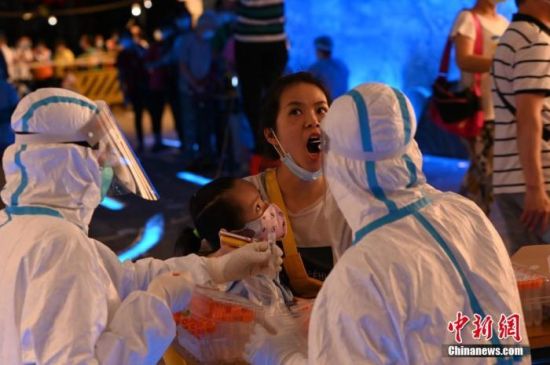 5月27日，广东省广州市，市民在海珠广场临时核酸检测点做核酸检测。 中新社记者 陈楚红 摄