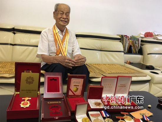 图为102岁抗战老战士、归国华侨李新 作者 宋秀杰摄