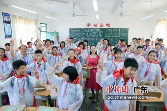 一行一校系童心 湛江港门镇中心小学获赠千套雨衣
