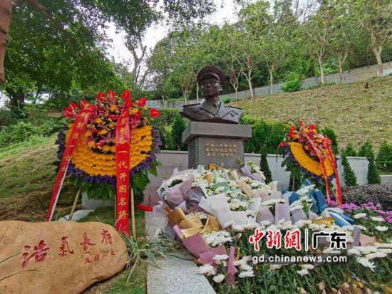 图为开国名将李人林雕像在广东博罗落成。 作者 博罗县委宣传部供图