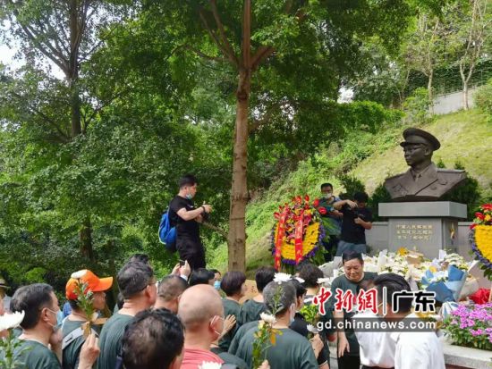 图为开国名将李人林雕像在广东博罗落成民众前来瞻仰缅怀。 作者 博罗县委宣传部供图