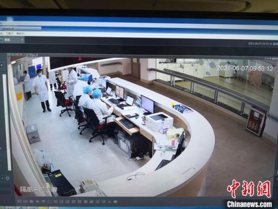 广州市招考办、广州市第八人民医院分别选派2名视频监考员和2名医护人员监考。广州市教育局供图
