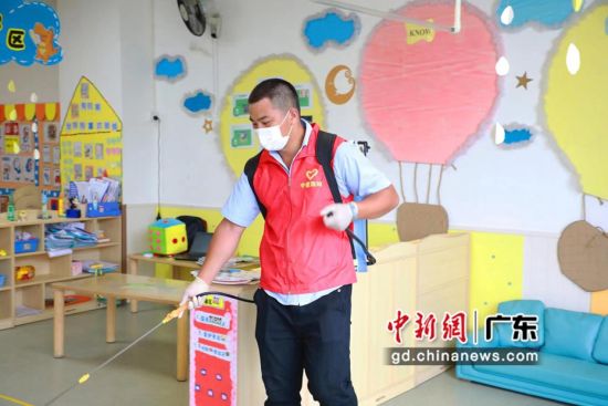 志愿者在幼儿园开展义务消毒活动。 作者 陈姝杉