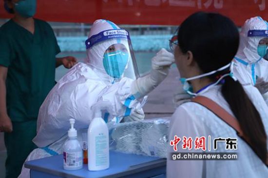 前海人寿广州总医院医务人员开展核酸检测采样。通讯员 供图