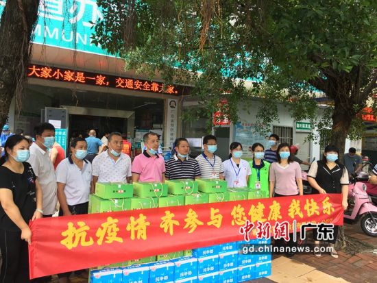 图为“惠州第一粽”制作人张育声在向惠州市惠城区龙丰街道办事处卫生服务中心医务人员捐赠粽子。 作者 宋秀杰摄