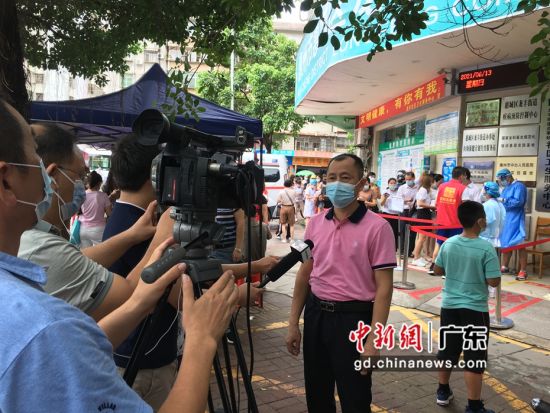 图为“惠州第一粽”制作人张育声在接受媒体采访。 作者 宋秀杰摄