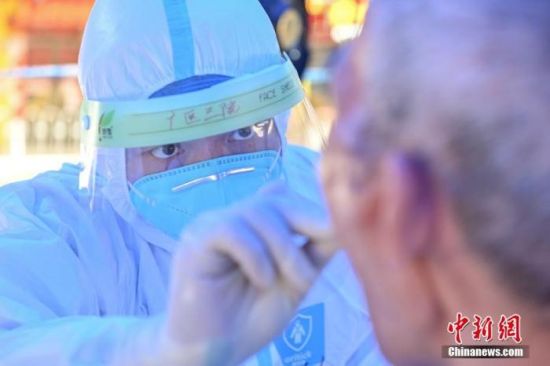  资料图：广州医护人员在荔湾区龙津华府临时核酸检测点为市民采样。中新社记者 陈骥�F 摄 