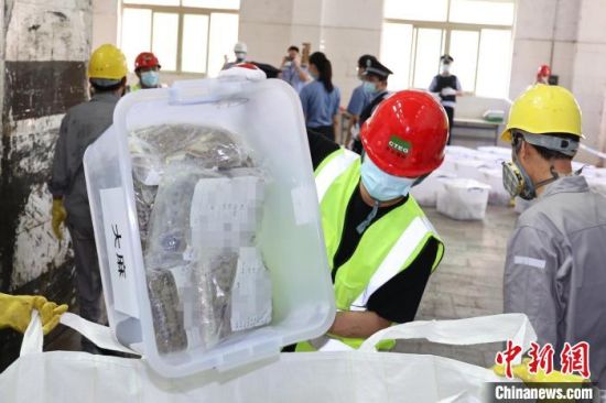  6月18日上午，广州海关对近年来口岸查获的412公斤走私毒品依法实施无害化销毁。关悦 摄