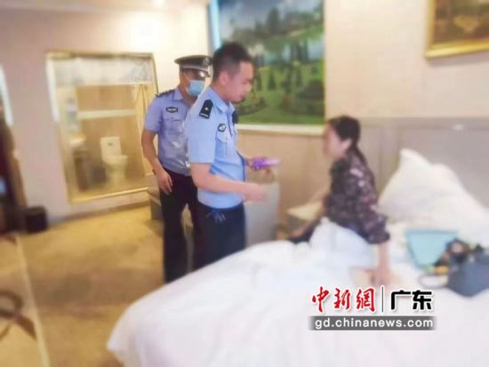 珠海民警狂爬70层楼帮助市民守好“钱袋子”
