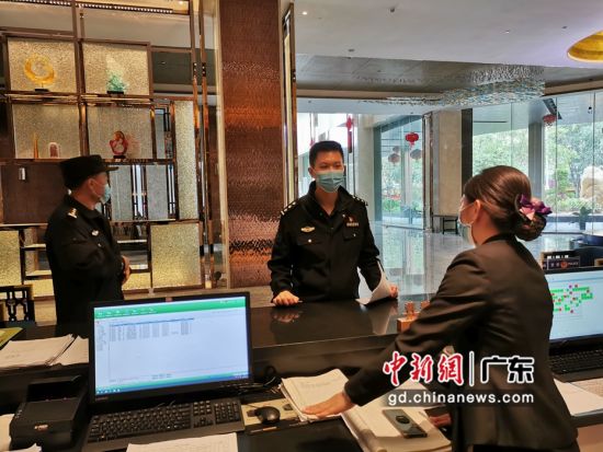 卢昱成办案中，广州警方供图。