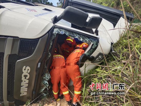 广东惠州消防指战员解救一名侧翻大货司机
