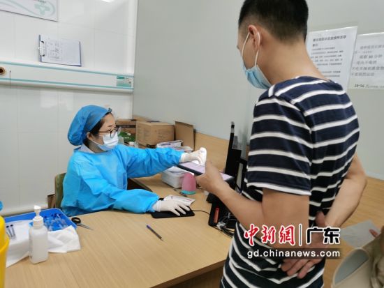 图为惠州居民踊跃接受核酸检测。 作者 刘花如摄