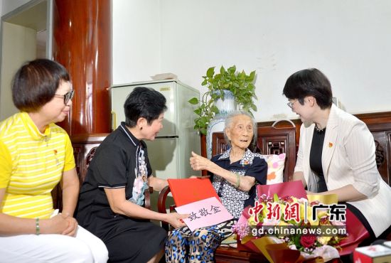 百岁党员姚赛花（右二）见到慰问人士来访，竖起大拇指夸共产党好。广东省潮联会 供图